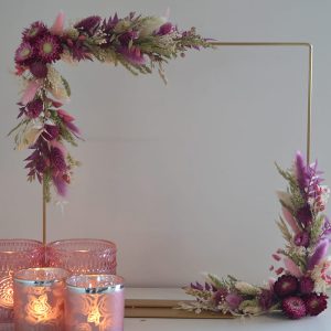 Pakket 69: Vierkante gouden staander met droogbloemen
