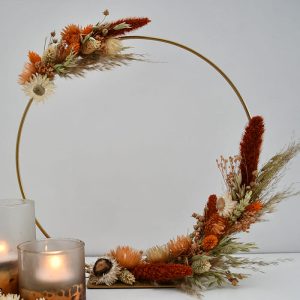 Pakket 23 -  Ronde goude staander met droogbloemen in warme kleuren