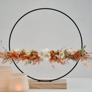 Pakket 34 -  Ronde staander op houten voetje met droogbloemen in zalm tinten