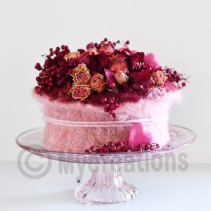 Pakket valentijn 8:  Taartje met vilt en droogbloemen op een taartenschaaltje