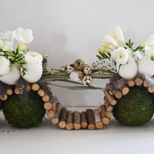 Pakket bloemschikken Pasen: langwerpig paasbloemstukje op een bedje van berkentakken