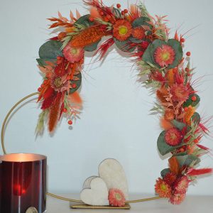 Pakket Valentijn 15: gouden hart met drooglbloemen in warme tinten