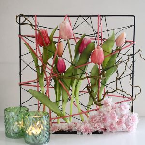 Pakket 17: vierkante staander op voet met kunsttulpen