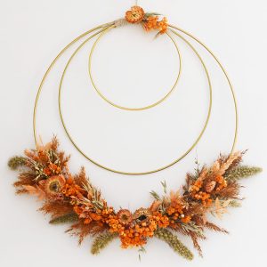 Pakket 58  - Gouden ringen met droogbloemen in oranje tinten