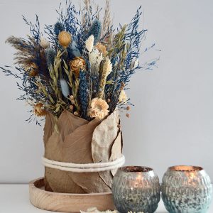 Pakket 25: Tafelstukje met droogbloemen in blauw/beige tinten