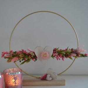 Pakket Valentijn 14: gouden ronde staander met droogbloemen
