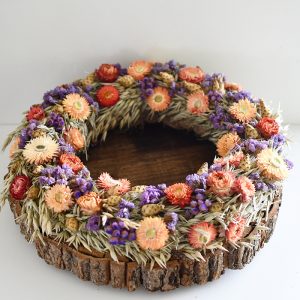 Pakket 6b : Stro krans bekleed met haver en droogbloemen op ronde houten schaal naturel