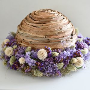 Pakket 5a : Halve bol met waterhyacintwortel op een styropor ring met droogbloemen in paarse tinten