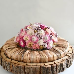 Pakket 3 : Styropor ring aangekleed met waterhyacintwortel met daarop bol met droogbloemen op houten schaal