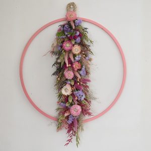 Pakket 4 : Roze metalen ring met daarop guirlande met droogbloemen in roze tinten.
