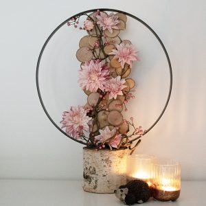 Pakket Herfst 1 : metalen ring op houten blok met houten schijfjes en zijdebloemen
