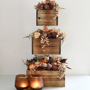 Pakket Herfst 15:  3 bakjes op elkaar gevuld met natuurlijke gedroogde herfstmaterialen