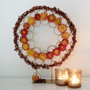 Pakket Herfst 10 :  metalen gouden ring op voet met bamboe ringen en droogbloemen